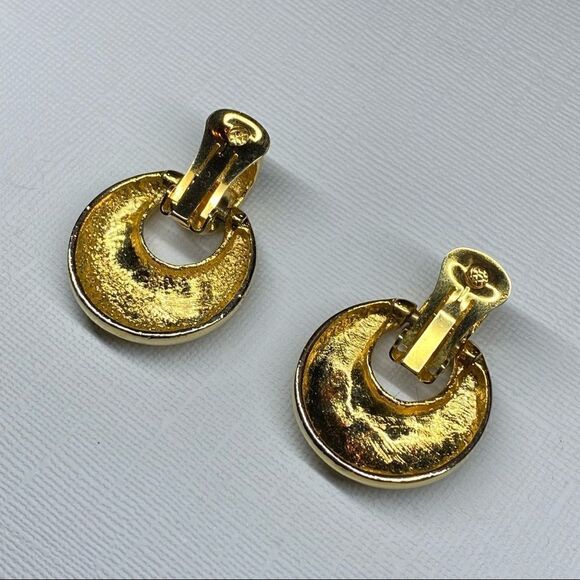 Earrings – Vintage 1970s Gold Tone Door Knocker Clip-Ons - Picture 4 of 7